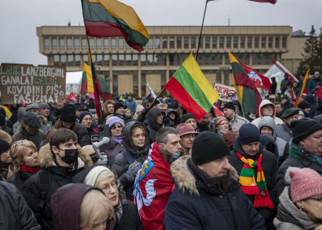 1991. gada janvāra upuru piemiņas pasākumu Viļņā aizēno protestētāju izkliedzieni un trokšņošana