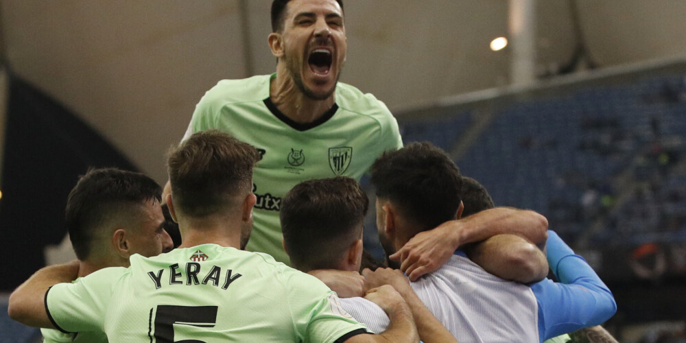 Bilbao "Athletic" futbolisti līksmo pēc panākuma.