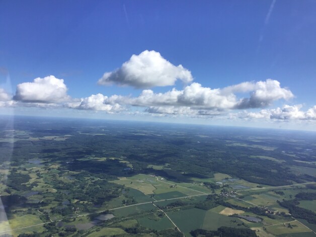 No lidojumiem. Kā stabilā atmosfērā veidojas līdzena mākoņu apakšmala.