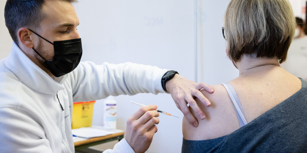 Viena, divas, trīs potes, vai neviena – Ņujorkas ārsts stāsta, kā vakcinācijas statuss maina Covid simptomus