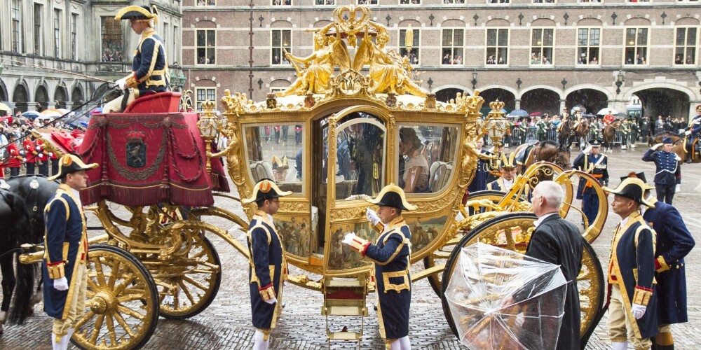 Nīderlandes karalis atsakās no zelta karietes, kas daļai sabiedrības kalpo kā nepatīkams atgādinājums par sāpīgiem vēstures notikumiem