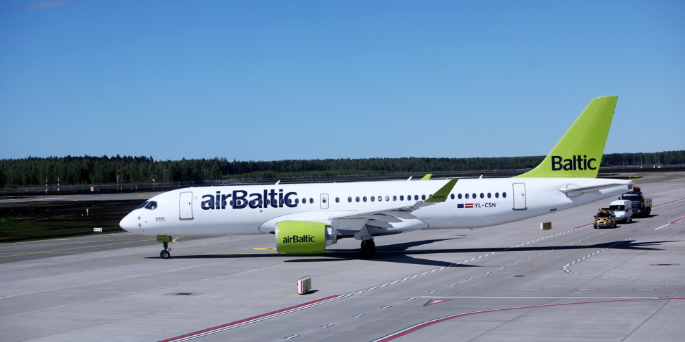 Политик и журналист возмущены тем, что информация о рейсе airBaltic объявлялась на русском языке