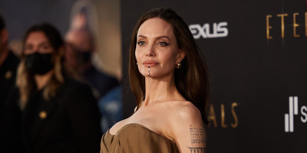 Пасынок Анджелины Джоли рассказал о том, какая она на самом деле