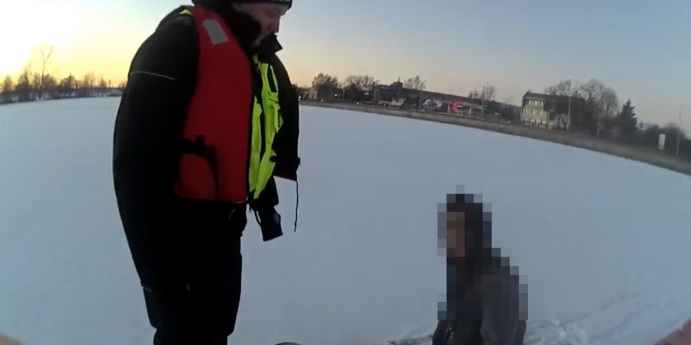 Полиция спасла мужчину, который заснул на льду Даугавы и буквально примерз к нему