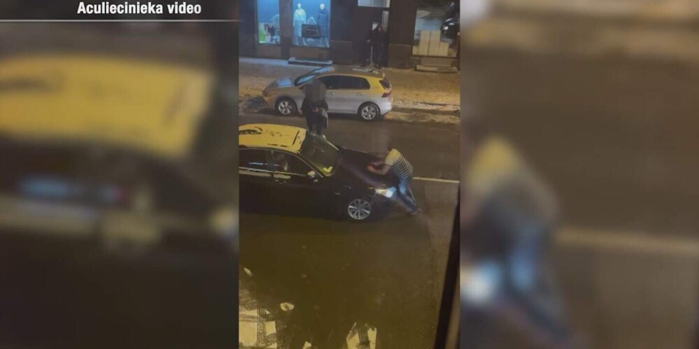 Неадекватный мужчина в Риге прыгал на проезжающие машины, бил по стеклам кулаками и головой