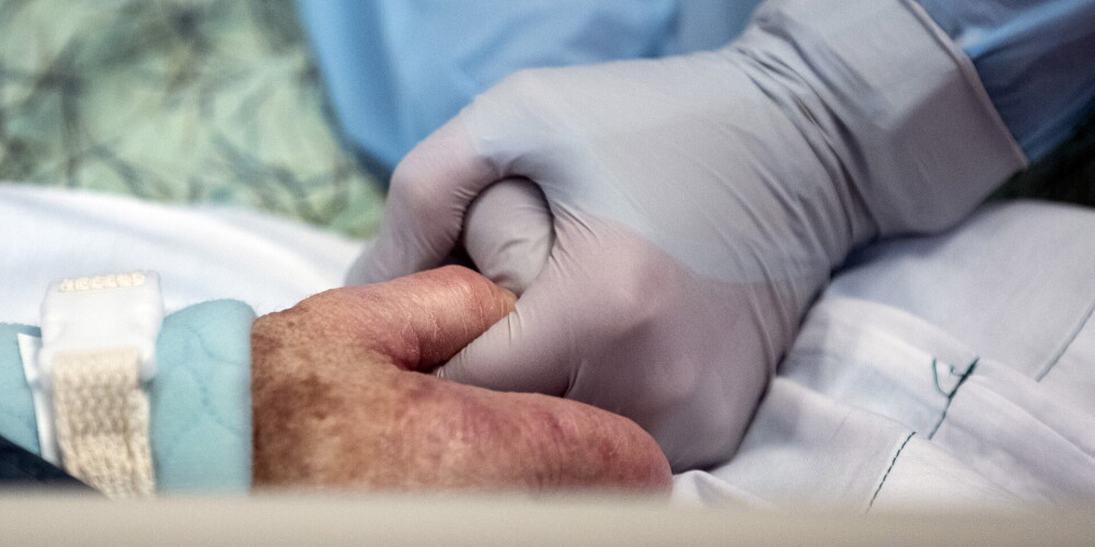 Onkoloģi Austrālijā satrauc netaisnība: viņas pacientei jāatbrīvo gulta nevakcinētam Covid-19 slimniekam