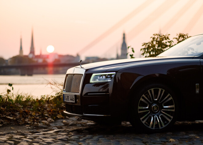 Ar "Rolls-Royce Ghost" pa Rīgas ielām: "Deviņvīri" testē nesteidzīgo aristokrātu