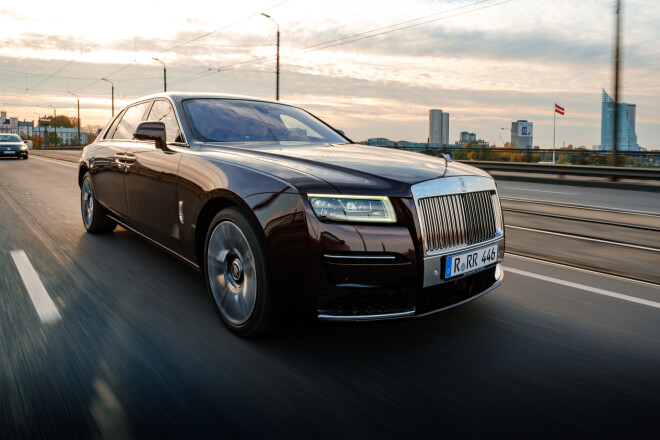 Pie "Rolls-Royce Ghost" limuzīna stūres.