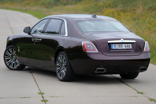 Pie "Rolls-Royce Ghost" limuzīna stūres.