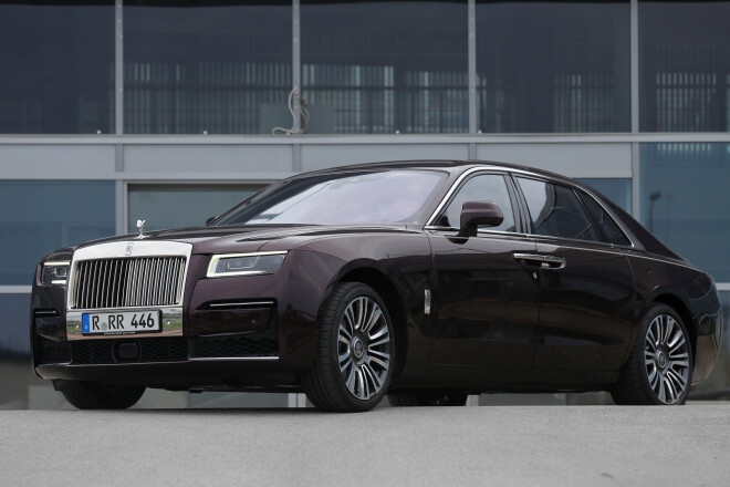 Pie "Rolls-Royce Ghost" limuzīna stūres.