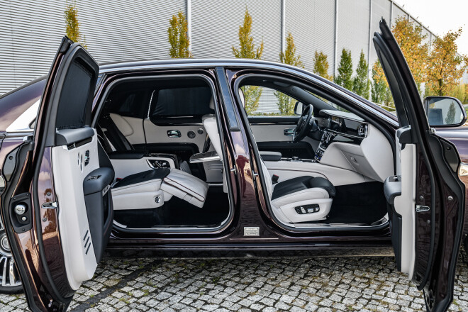 Pie "Rolls-Royce Ghost" limuzīna stūres.