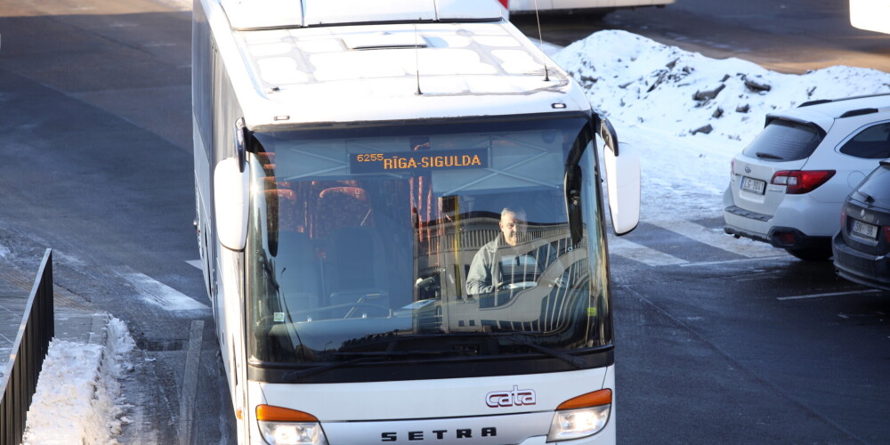 Ar Covid-19 slims pasažieris braucis autobusā no Rīgas līdz Kadagai