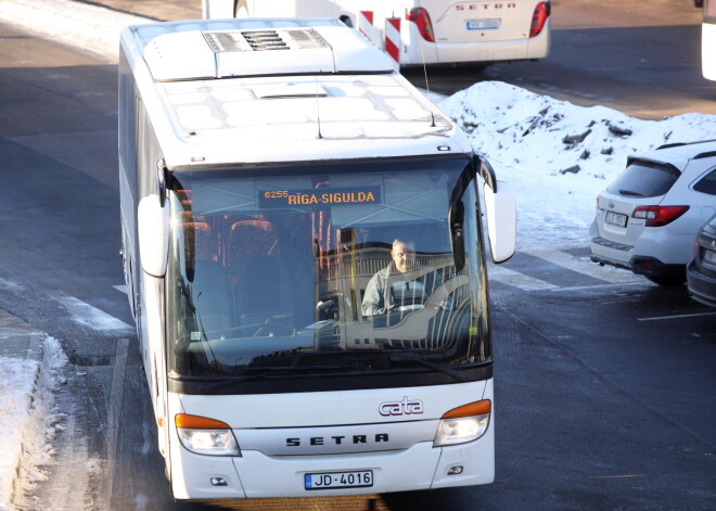 Ar Covid-19 slims pasažieris braucis autobusā no Rīgas līdz Kadagai