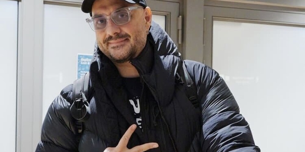 Кирилл Серебренников в хулиганской кепке латвийского бренда NOLO впервые после ареста приехал за границу