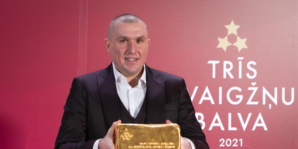 Olimpiskais čempions Edgars Krūmiņš pēc balvas ieradās ar atjaunotu degunu, kas basketbola cīņās ticis salauzts vairākkārt.