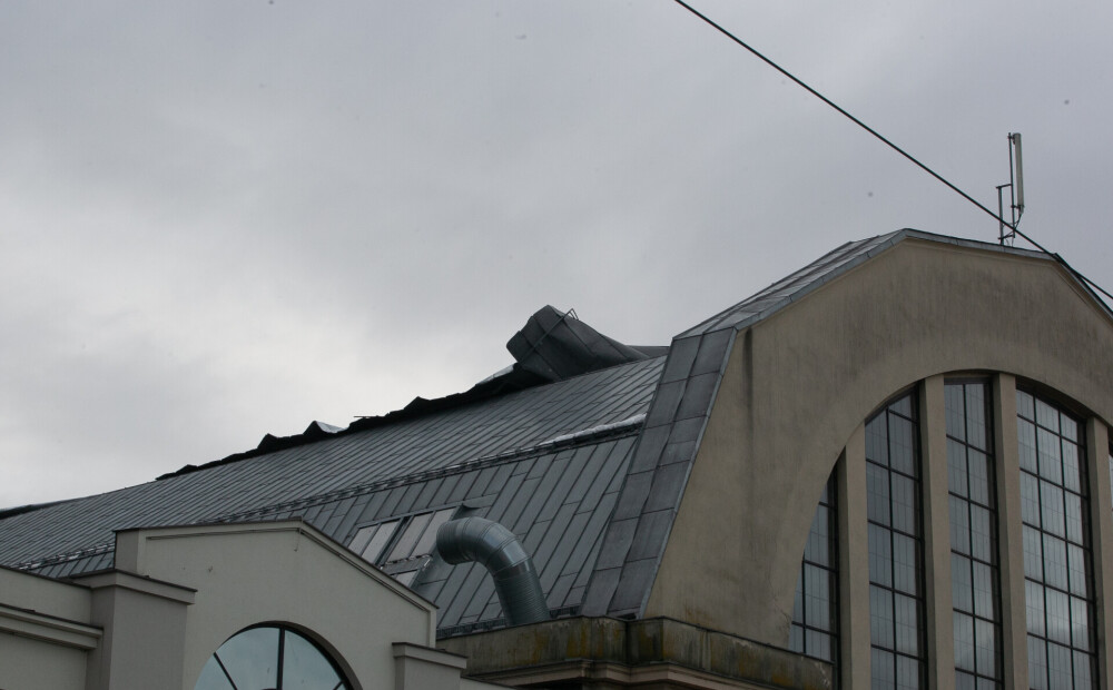 Vēja apskādēto Rīgas Centrāltirgus sakņu paviljonu brīvdienās apmeklētājiem neatvērs