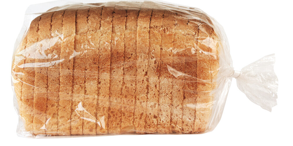 Почему опасно покупать нарезанный хлеб и хранить его в холодильнике?