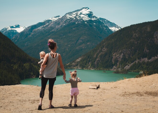 60% Latvijas iedzīvotāju atvaļinājumā vislabprātāk dodas kopā ar ģimeni