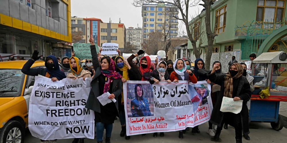 Противостоят талибам: женщины в Кабуле выступили против ношения хиджабов