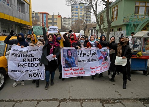 Противостоят талибам: женщины в Кабуле выступили против ношения хиджабов