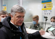 Valsts nodevībā apsūdzētais Ukrainas eksprezidents Porošenko atgriezies Kijevā. Viņš var tikt arestēts