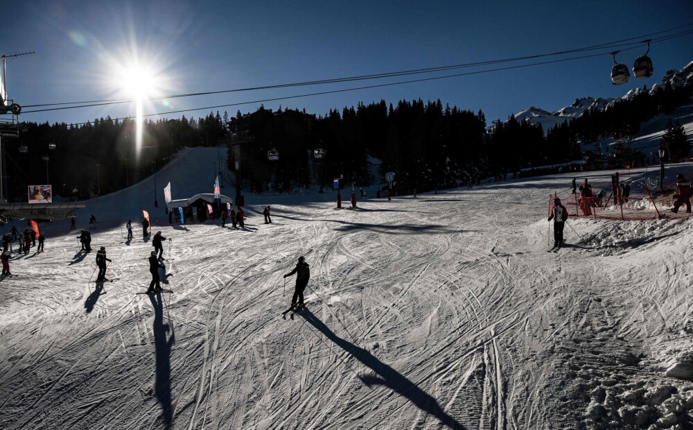 Alpu slēpošanas trasē iet bojā piecus gadus veca meitenīte; aizdomās par slepkavību aizturēts vīrietis