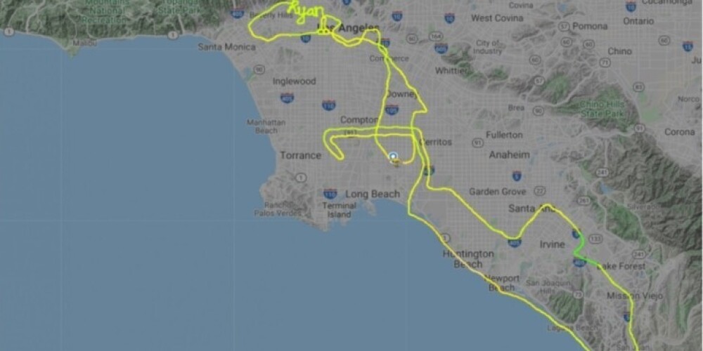 ФОТО: в США пилот оставил неприличное сообщение в небе над Голливудом