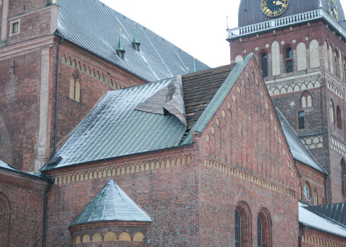 FOTO: vējš atrāvis arī Rīgas Doma baznīcas jumta segumu