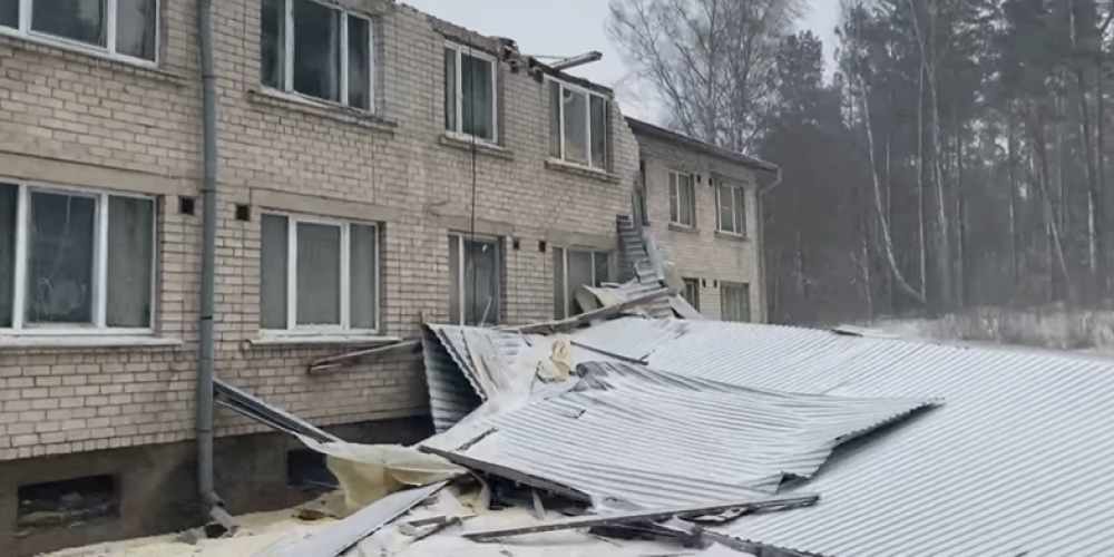 ВИДЕО: в Адажи ветром снесло крышу жилого дома; жители остались без крова