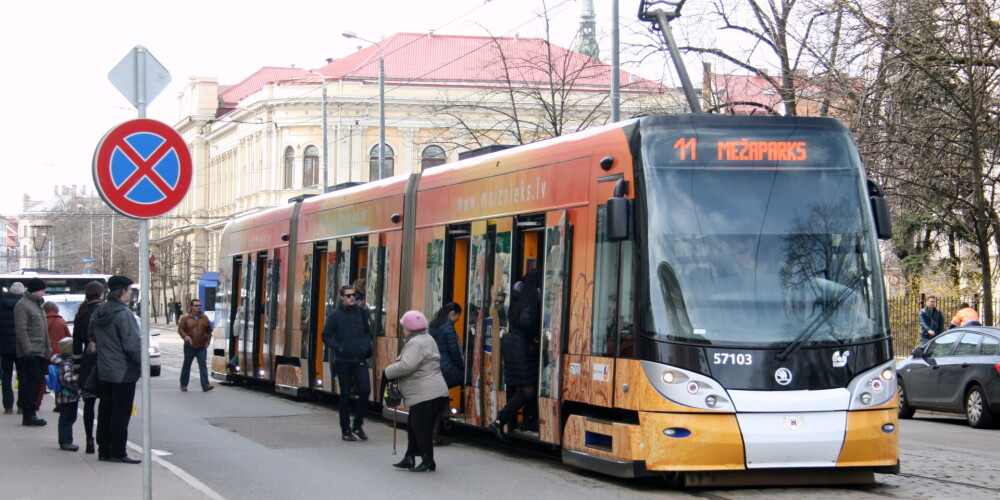 "Rīgas satiksme" vērsīsies tiesā pret šoferi, kura nemākulīgas parkošanās dēļ uz stundu tika apturēta tramvaju kustība
