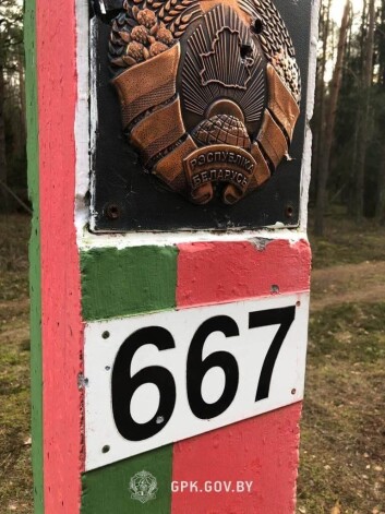 Baltkrievijas robežsargu izplatītie foto, kuros redzams it kā no Polijas puses sašautais robežstabs. Poļu robežsargu publicētajos video redzams, kā Lukašenko režīma dienesti veic neskaidras darbības ar robežstaba plāksni.