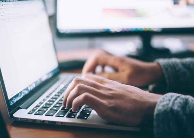 Iepazīšanās internetā nogājusi greizi: vīrietis no sievietes Ludzā izkrāpis 20 000 eiro