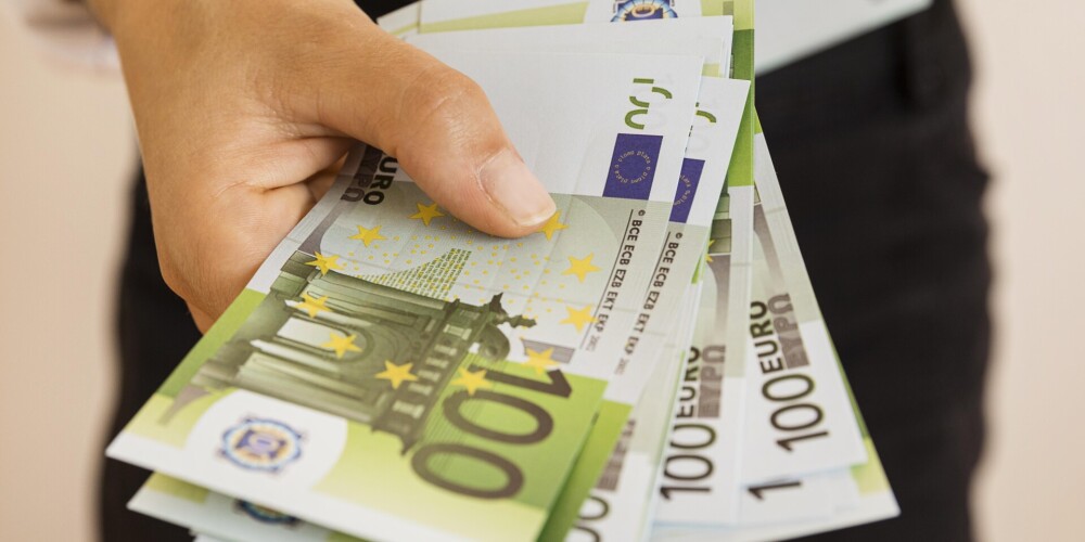 В Латвии женщина "подарила" 20 000 евро мошеннику с Facebook, а сама влезла в долги