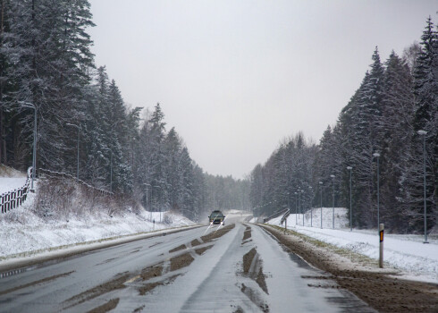 Trešdienas rītā Latvijas austrumu rajonos gaidāma atkala un ceļi būs slideni