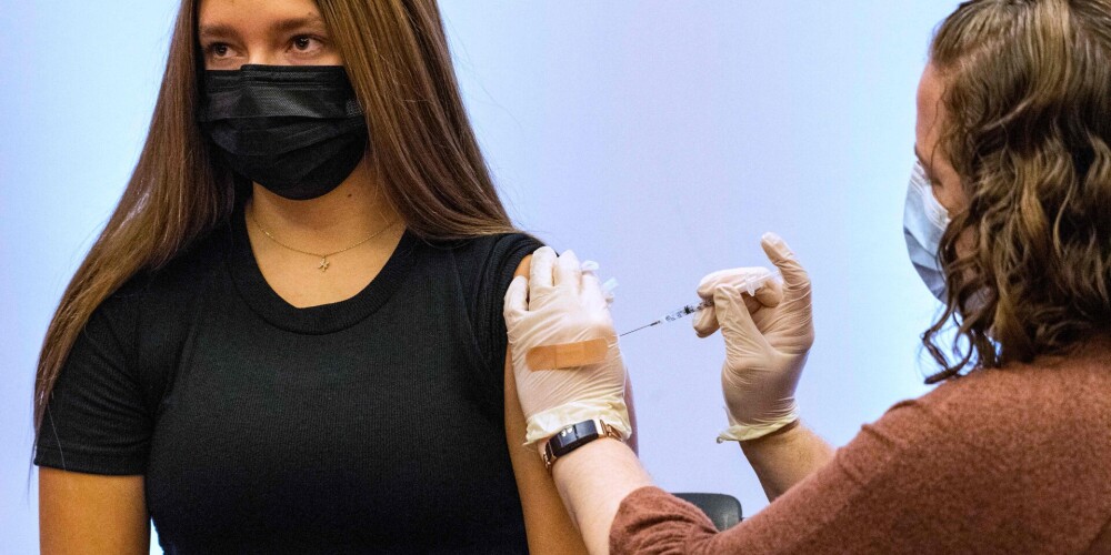 Jaunākie dati par vakcinācijas aptveri: pirmo poti pret Covid-19 šonedēļ saņēmis tūkstotis iedzīvotāju