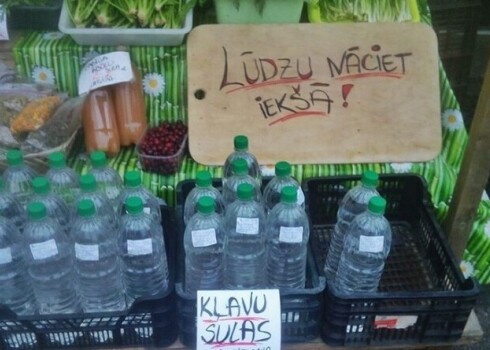 Tirgū jau var nopirkt šogad tecinātās kļavu sulas: vidēja cena – no viena līdz diviem eiro litrā.