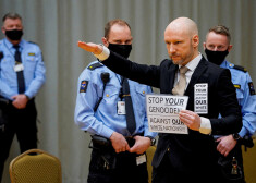 Norvēģu masu slepkava Breivīks cietuma sporta zālē ar nacistu sveicienu atkal lūdz pirmstermiņa atbrīvošanu