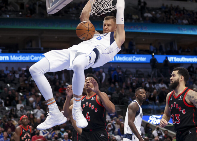 Porziņģim 18 punkti un Dončičam sezonas rezultatīvākā spēle "Mavericks" uzvarā pār "Raptors"