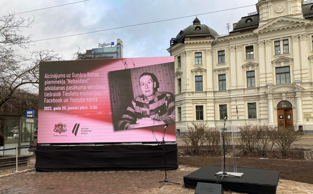 VIDEO TIEŠRAIDE: Rīgā atklāj brīvības cīnītājam Gunāram Astram veltītu pieminekli 