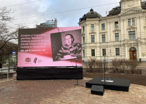 VIDEO: Rīgā atklāj brīvības cīnītājam Gunāram Astram veltītu pieminekli "Nebaidies!"