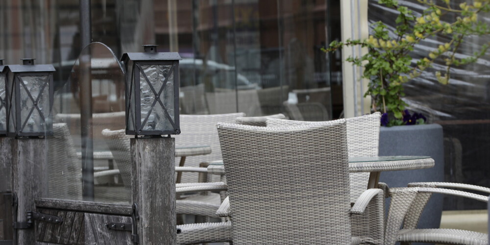 "Зимой там вообще нет клиентов!": рижанин в недоумении от террас в кафе; они занимают парковочные места
