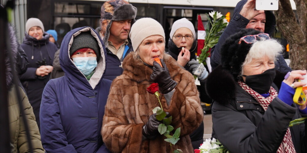 Daļa no svilpējiem, kuri bija ieradušies uz Latvijas brīvības cīnītājam Gunāram Astram veltītā pieminekļa atklāšanu.