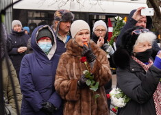 Daļa no svilpējiem, kuri bija ieradušies uz Latvijas brīvības cīnītājam Gunāram Astram veltītā pieminekļa atklāšanu.