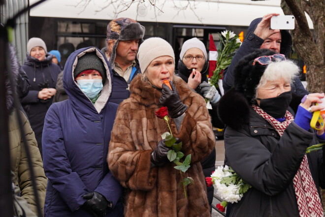 Daļa no svilpējiem, kuri bija ieradušies uz Latvijas brīvības cīnītājam Gunāram Astram veltītā pieminekļa atklāšanu.