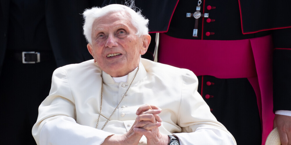 Gaismā nāk drūmi fakti par bijušo pāvestu Benediktu XVI laikā, kad viņš bija arhibīskaps