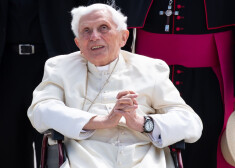 Gaismā nāk drūmi fakti par bijušo pāvestu Benediktu XVI laikā, kad viņš bija arhibīskaps