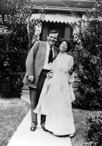 Džeks Londons ar sievu Čārmianu.