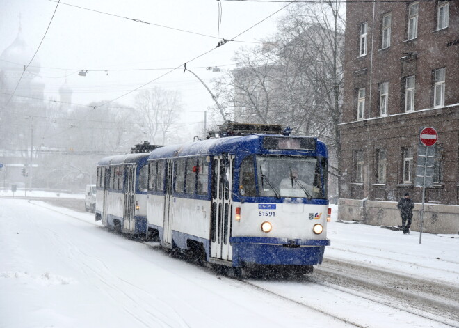 Laika apstākļu dēļ Rīgā kavējas sabiedriskais transports