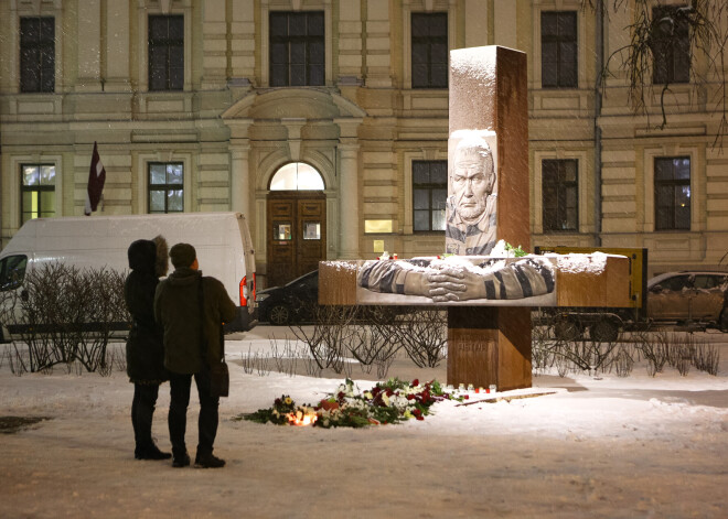 Rīgā aizvadīti 1991. gada barikāžu atcerei veltīti piemiņas pasākumi