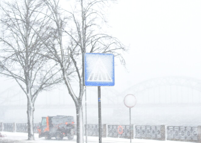 Piektdien daudzviet Latvijā snigs un spēcīgi putinās